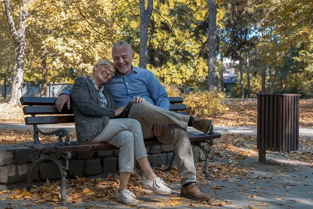 senior par njuter av livet i en park